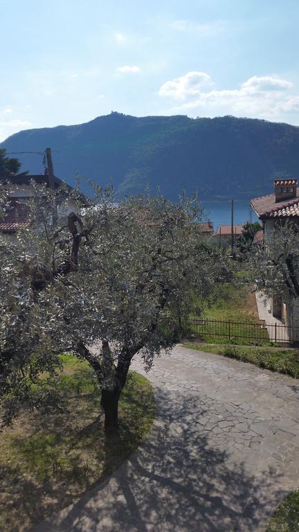Apartment Iseo Lake Sale Marasino Pokój zdjęcie
